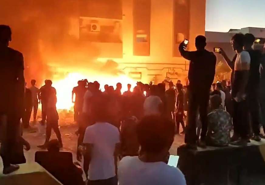 HAOS U LIBIJI Demonstranti upali u zgradu parlamenta u Tobruku, gusti oblak dima iznad grada, protesti širom zemlje (VIDEO, FOTO)