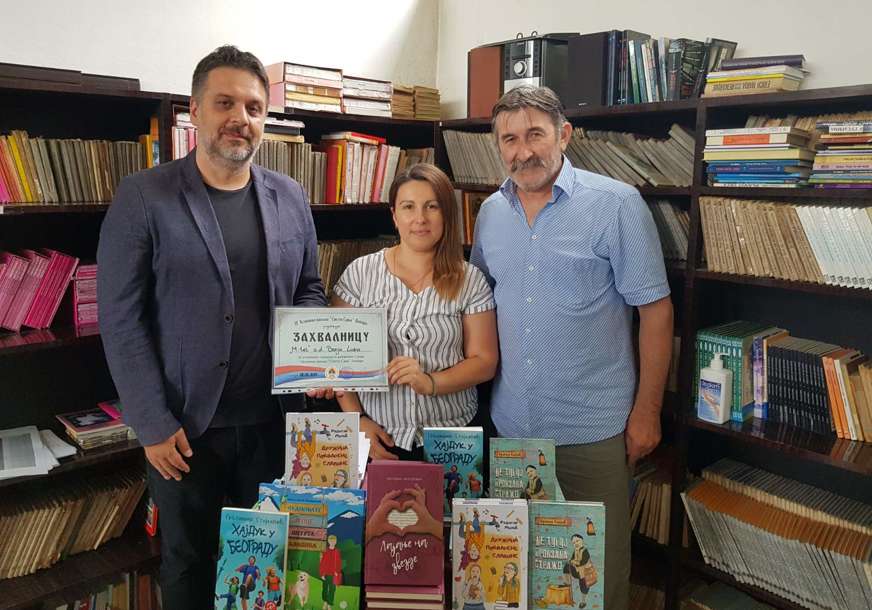 Kompanija m:tel poklonila knjige biblioteci osnovne škole u Loparama