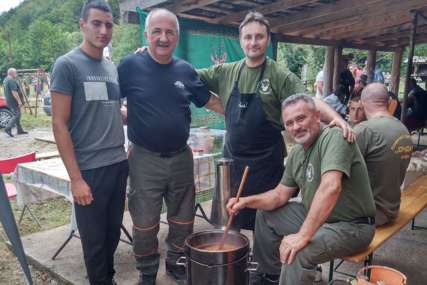 U Lužanima pripremaju najukusnije kotliće: Pehari i medalje za ukus kozarskog kraja (FOTO)