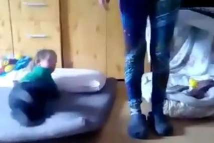 Majka divljački tuče bebu, a njen brat sve snimio: Ljudi u nevjerici gledaju jeziv snimak iz Obrenovca (VIDEO)