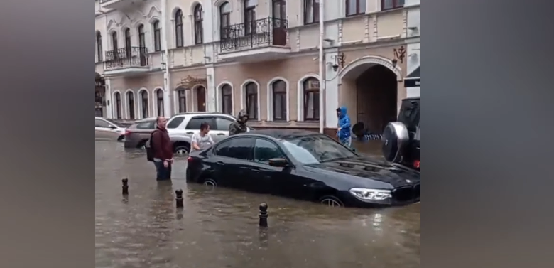 Veliko nevrijeme u Moskvi: Saobraćaj obustavljen, polupani automobili (VIDEO)