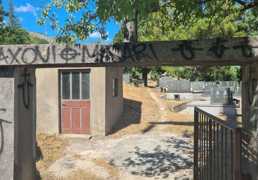 "Posljednjeg preživjelog probodem vilama" Jezive poruke i ustaški simboli na pravoslavnom groblju u Mostaru (FOTO)
