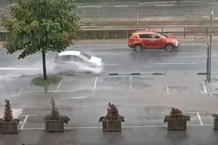 Olujno nevrijeme stiglo i u Sarajevo: Jaka grmljavina, vjetar i kiša probudili stanovnike (VIDEO)