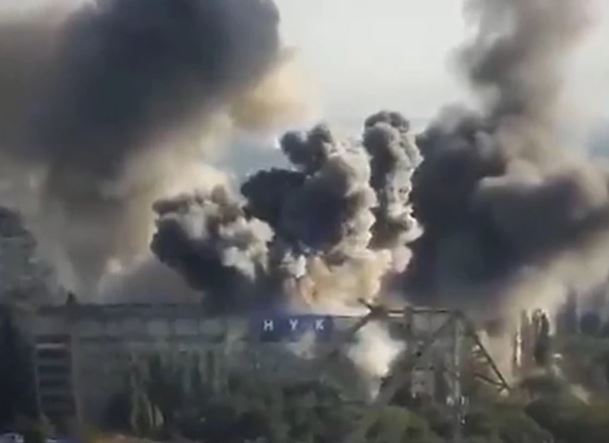 "Pogođena dva najveća univerziteta" Odjekuju eksplozije u Nikolajevu, gusti dim iznad grad (VIDEO)
