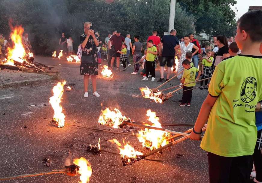 (FOTO) VEČERAS FEŠTA Mali "prodavci" u Bijeljini zadovoljni prodajom lila
