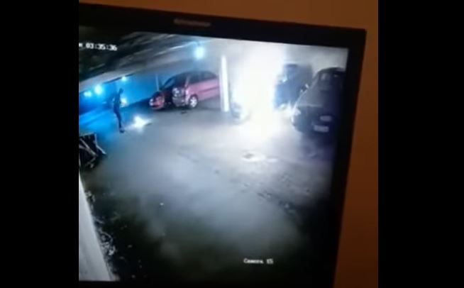 Požar se sa jednog automobila proširio na drugi: Piromanu koji je zapalio vozilo u Sarajevu planule rukavice (VIDEO)