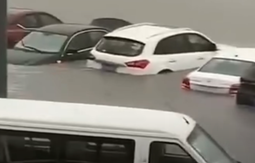 KATASTROFA U KINI Jako nevrijeme napravilo haos,  učenike iz školskog autobusa spasavali gumenim čamcima (VIDEO)