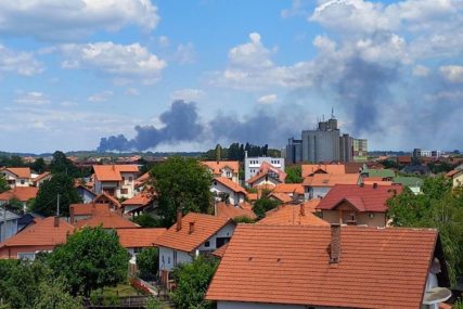 Gust dim vidi se i iz grada: Gori firma u selu kod Bijeljine, na terenu vatrogasci (FOTO)