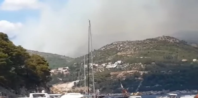 Buknuo požar kod Dubrovnika: Vatru gase 4 kanadera i 29 vatrogasaca
