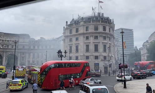 Gusti dim u centru Londona: Oko 70 vatrogasaca sa 10 vozila gasi požar (VIDEO)