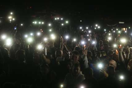 BUSIJA SE USIJALA Zabranjeno pušenje zatvorio Rok fest, publika ovacijama ispratila svaku pjesmu (FOTO)