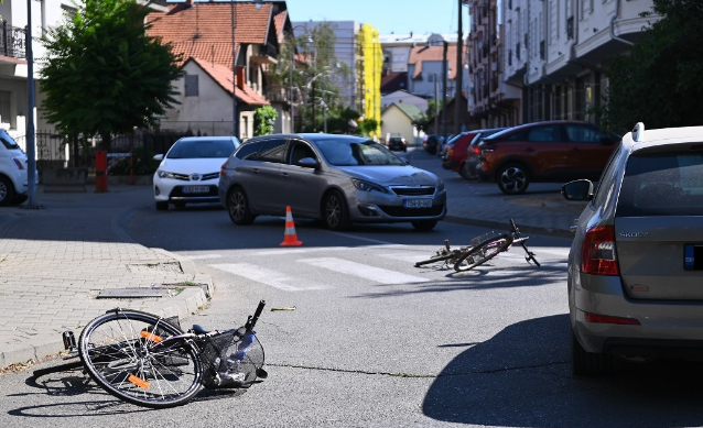 NESREĆA U BIJELJINI Vozilo udarilo dvojicu biciklista (FOTO)