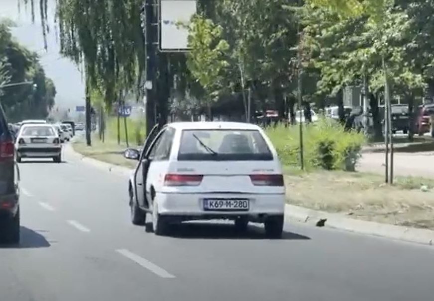 Kad ne radi ni klima ni prozor: Zbog visokih temperatura vozač u Sarajevu AUTOMOBIL VOZIO OTVORENIH VRATA (VIDEO)