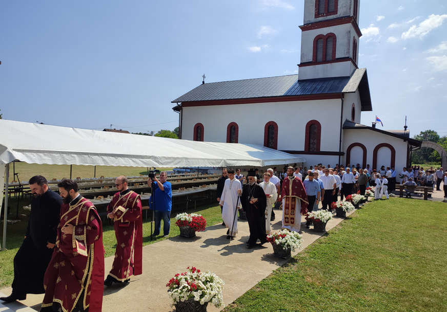 Vladika Jefrem služio liturgiju u Gornjim Podgradcima: Osveštao parohijsku salu u porti hrama Svetog Dimitrija