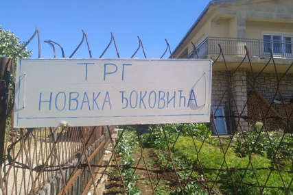 TRG NOVAKA ĐOKOVIĆA Bilećanin u svom dvorištu postavio tablu