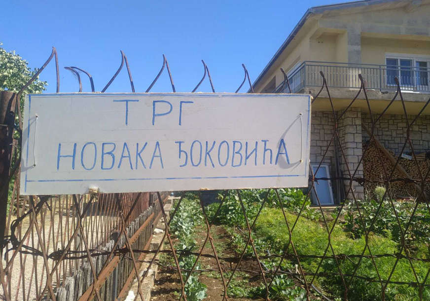 TRG NOVAKA ĐOKOVIĆA Bilećanin u svom dvorištu postavio tablu