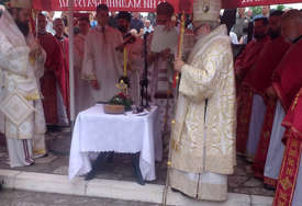 Patrijarh Porfirije služio parastos u Bratuncu "Ovo mjesto je golgota srpskog naroda"