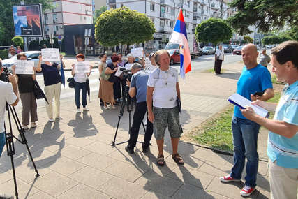 Protest ispred suda u Doboju: Članovi udruženja "Složno Aleksandrija 2011" traže pravdu