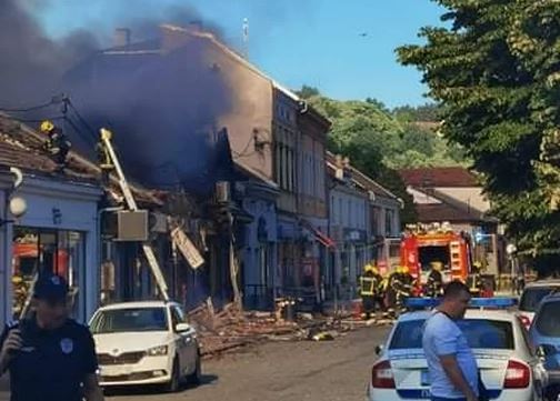 PRVE SLIKE VATRENE STIHIJE Požar guta lokale u centru Valjeva, vatra izbila na krovu ćevabdžinice (FOTO)