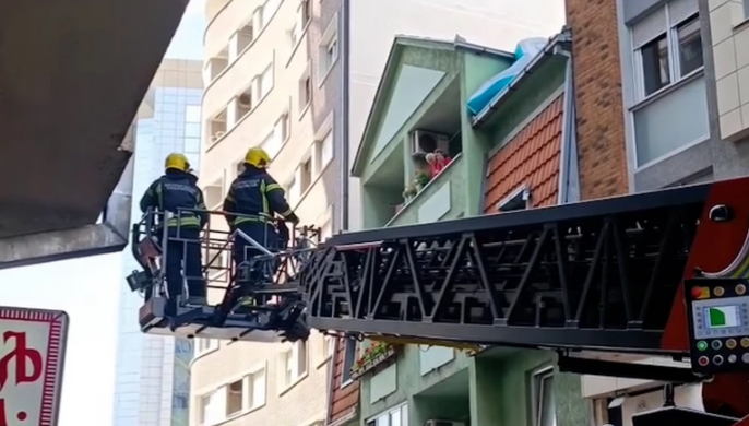 Vatrogasci dobili nesvakidašnji zadatak: Vjetar "bacio" gumeni bazen na krov (VIDEO)