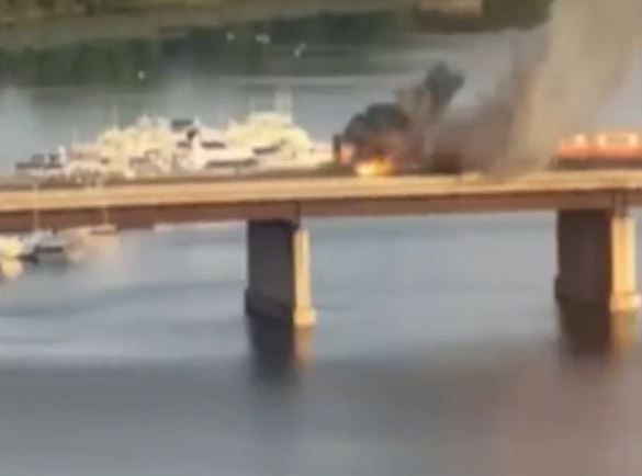 NEKI SU SKAKALI S MOSTA Drama u SAD, zapalio se voz, putnici bježali kroz prozore (VIDEO)