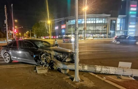 "Audijem" se zabio u saobraćajni znak: Stub od siline udarca pao na ulicu