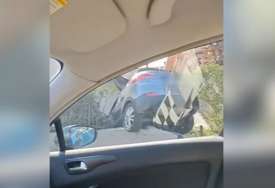 NEVJEROVATAN PRIZOR Automobil "nasukan" na ogradu dvorišta (VIDEO)