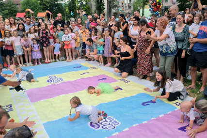 Konferencija beba u Tesliću okupila 27 mališana: U takmičenju u puzanju najbrža djevojčica Lea (FOTO)