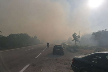 Stavljaju požar pod kontrolu: Neumorni vatrogasci odbranili NAJSTARIJU KAFANU U HERCEGOVINI (FOTO)