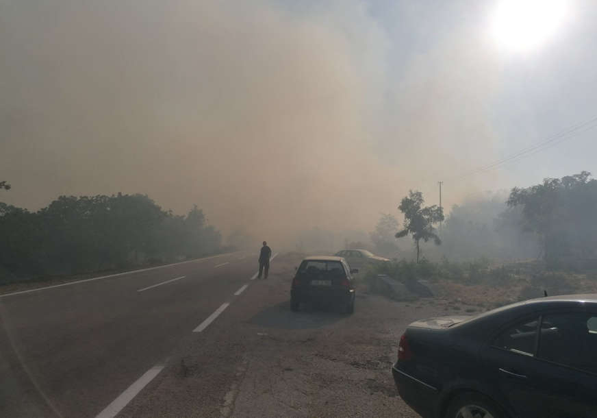 Stavljaju požar pod kontrolu: Neumorni vatrogasci odbranili NAJSTARIJU KAFANU U HERCEGOVINI (FOTO)