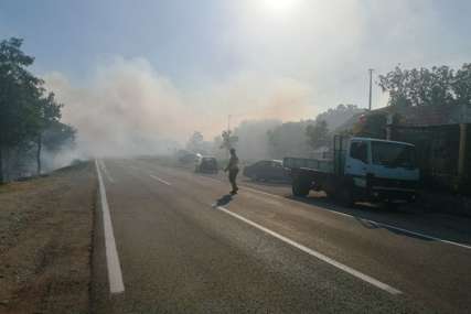 Ugašen požar u selu kod Bileće: Mještani pomogli vatrogascima da ugase vatru