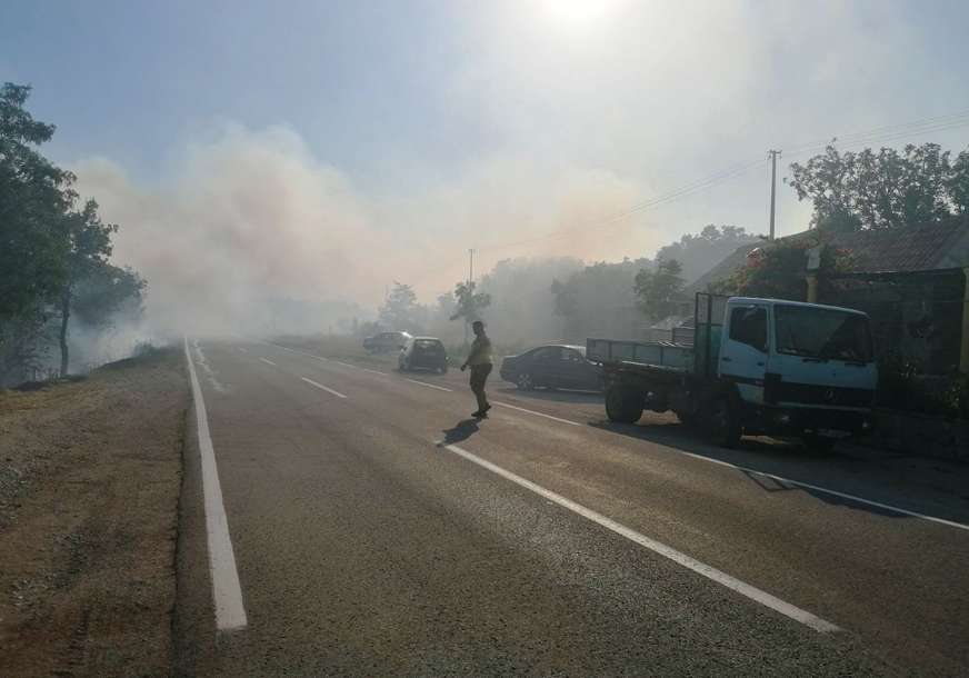 Ugašen požar u selu kod Bileće: Mještani pomogli vatrogascima da ugase vatru