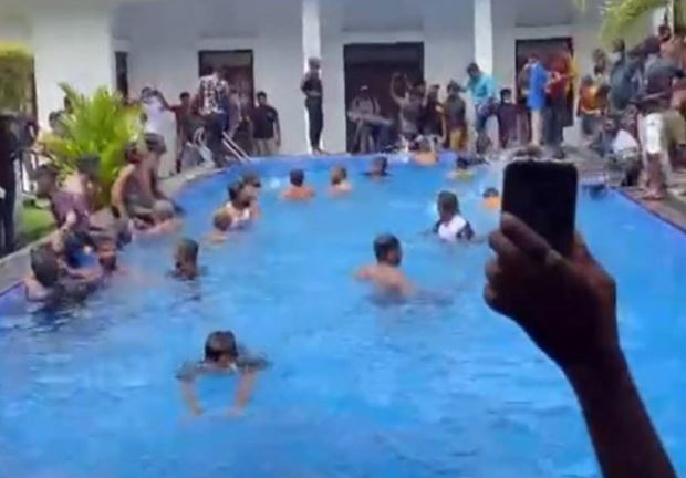 Demonstranti u Šri Lanki upali u palatu predsjednika, pa se kupali u bazenu (VIDEO)