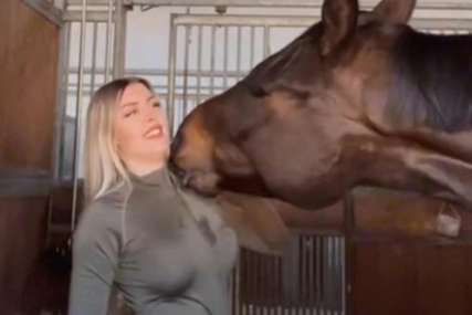 Hit na društvenim mrežama: Djevojka prišla konju, on joj RASKOPČAO MAJICU  jednim potezom (VIDEO)