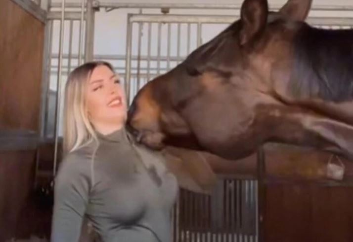 Hit na društvenim mrežama: Djevojka prišla konju, on joj RASKOPČAO MAJICU  jednim potezom (VIDEO)
