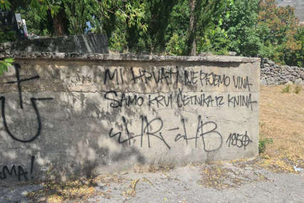 "OVO JE JEZIVO" Gradonačelnik Mostara osudio prijeteće poruke Srbima i skrnavljenje groblja, mještani ih uklonili
