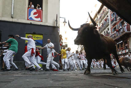Šestoro povrijeđenih: Tradicionalna trka bikova u Pamploni (FOTO)
