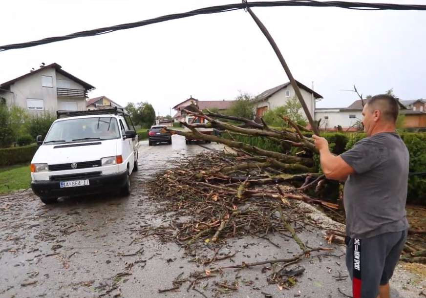 JAKO NEVRIJEME U HRVATSKOJ Vjetar oborio stabla, oštećeni krovovi na 60 kuća (VIDEO)