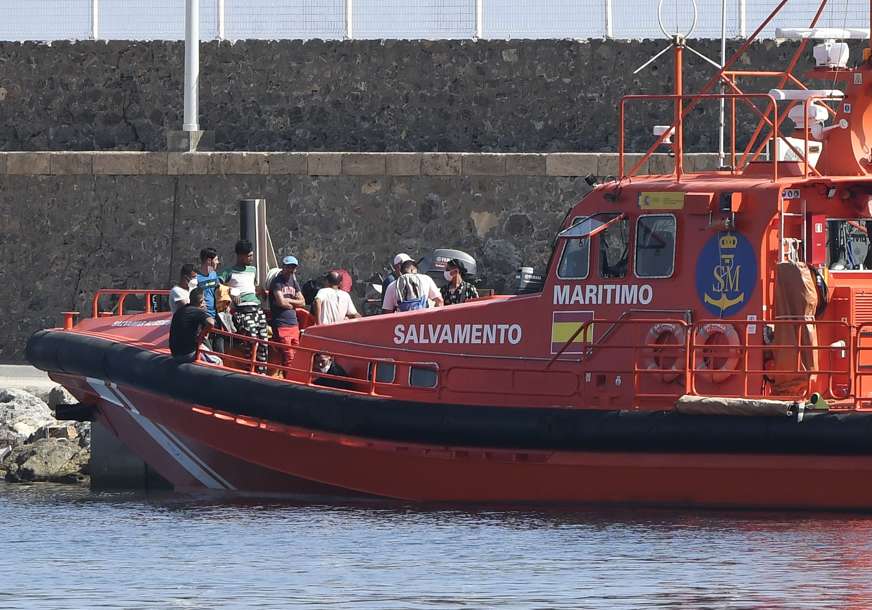 POKRENUTA VELIKA AKCIJA SPASAVANJA Potonuo brod sa više desetina migranata u Egejskom moru
