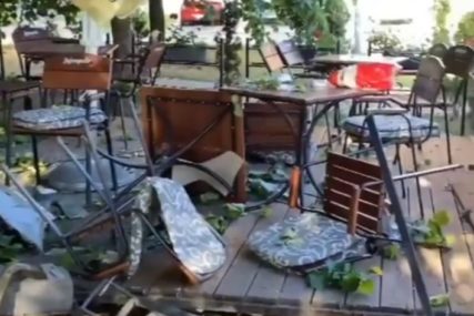 Automobilom uletio u baštu kafića, pa pobjegao: Povrijeđeno par osoba, pričinjena VELIKA ŠTETA (VIDEO)