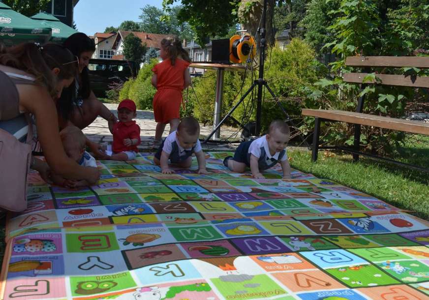 Učestvovalo 60 mališana: Doktor Nešković sponzor Konferencije beba u Loparama (FOTO)