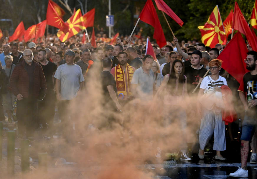 POVRIJEĐENO 47 POLICAJACA Neredi na protestima u Skoplju, bacane petarde, dimne bombe i drugi predmeti (VIDEO)