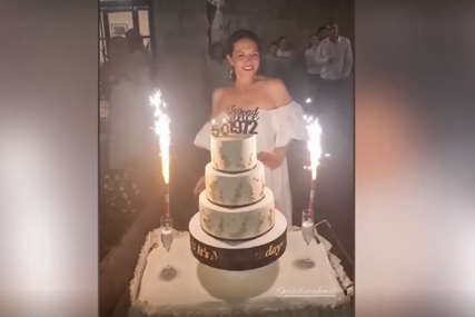Blista u bijeloj haljini, torta na tri sprata: Nataša Ninković 50. rođendan proslavila u Trebinju (VIDEO)