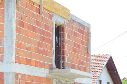JOŠ JEDNA TRAGEDIJA Radnik u Banjaluci pao sa balkona kuće i poginuo (FOTO)