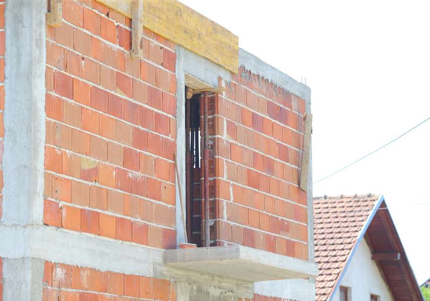 JOŠ JEDNA TRAGEDIJA Radnik u Banjaluci pao sa balkona kuće i poginuo (FOTO)