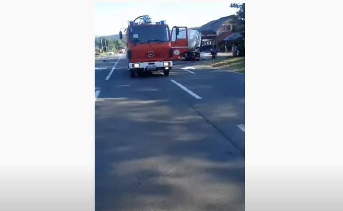 Cisterna gori, automobil smrskan: Stravičan sudar kod Lukavca (VIDEO)