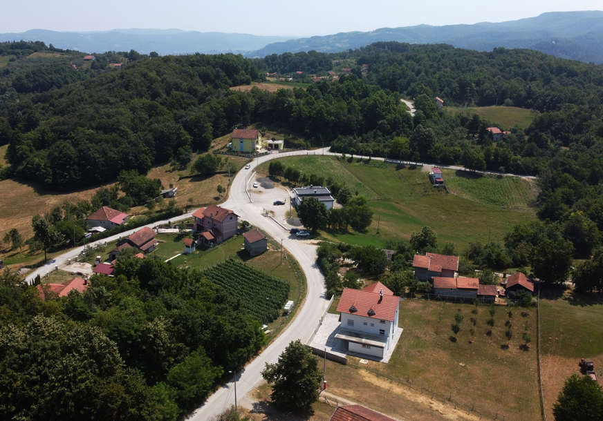 (FOTO) NOVI DAVID ŠTRBAC U AKCIJI Štetočine uništile usjeve, domaćin tvrdi da su krivi standardi EU i trgovci koji pljačkaju seljake