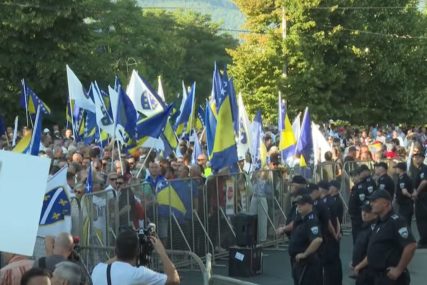 “Ne treba mijenjati Ustav i Izborni zakon” Džaferović se obratio skupu ispred OHR, dio građana ga pokušao spriječiti da govori