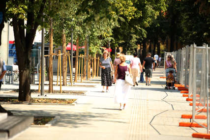 "Parkić" dočekao šetače: Otvoren dio pješačke zone, posađeno i novo drveće (FOTO)