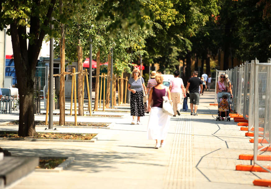 "Parkić" dočekao šetače: Otvoren dio pješačke zone, posađeno i novo drveće (FOTO)